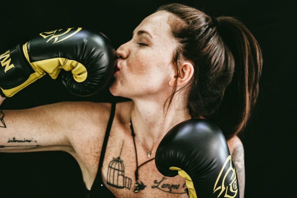 ¿Qué son las Onzas en los guantes de Boxeo? Guía completa para entender su importancia 3 chica con un guante de boxeo