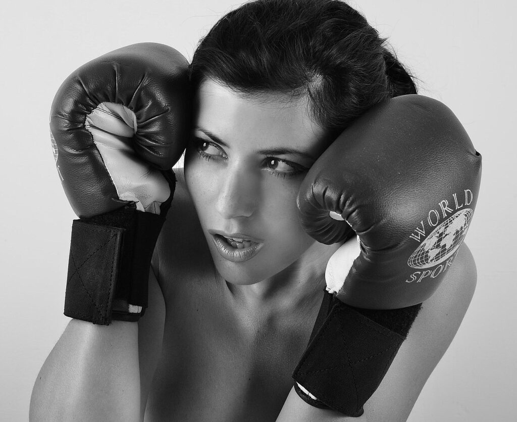Chica con guantes de boxeo